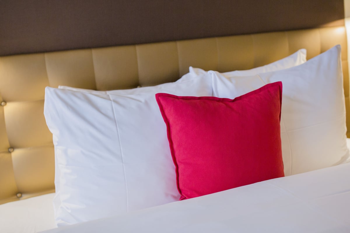 Luxe beddengoed, een minibar, een kluis op de kamer, een bureau