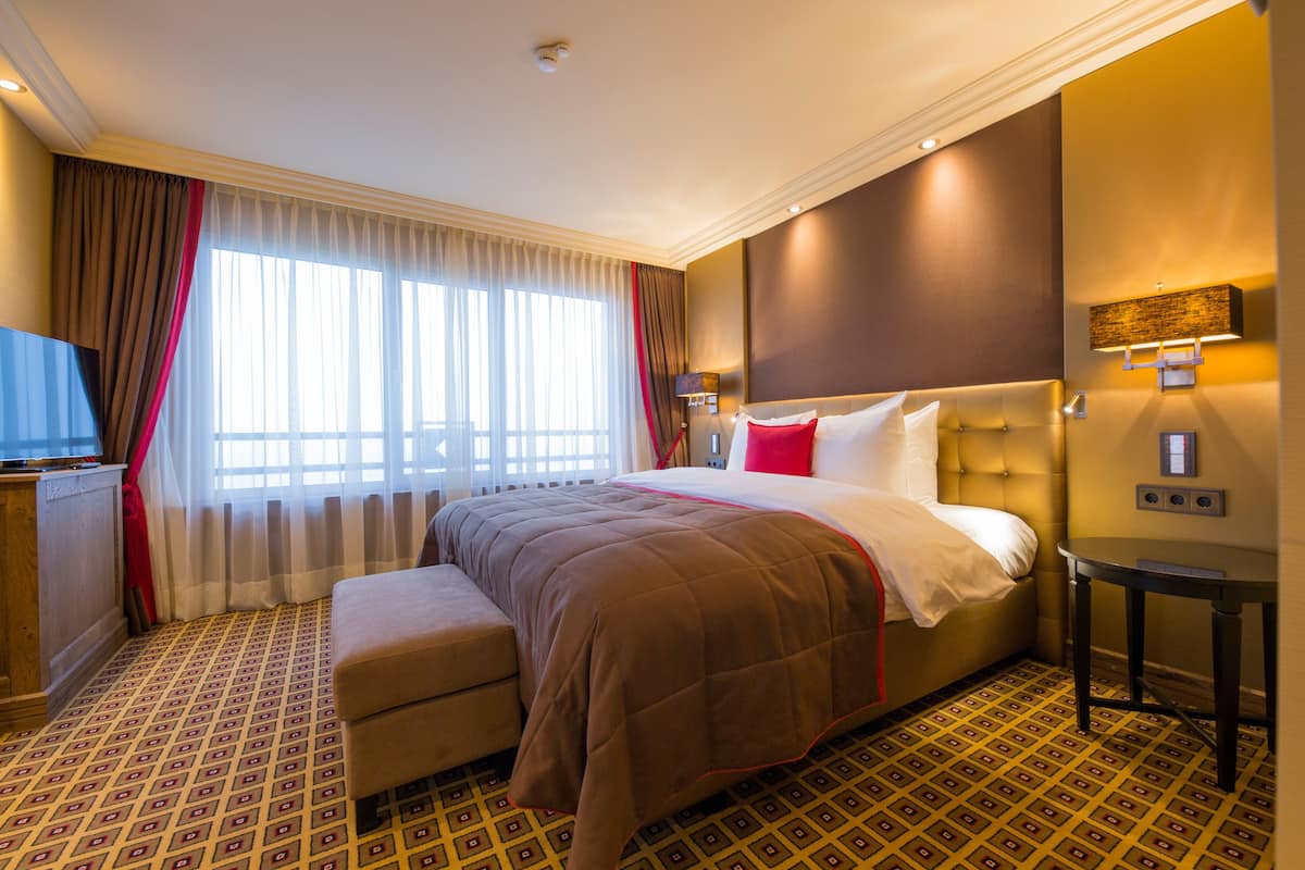 Suite, Sea View | Ropa de cama de alta calidad, minibar, caja fuerte y escritorio