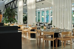 2 restaurants, breakfast, dinner served; Scandinavian cuisine - First Hotel Stockholm North (Upplands Vasby)