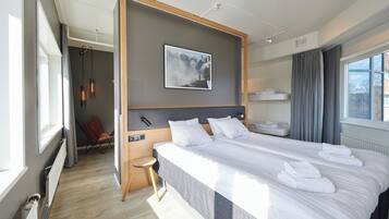 Escritorio, tabla de planchar con plancha, cunas y wifi gratis