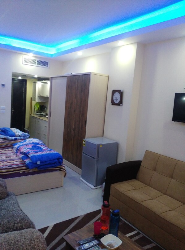 Triple Room, 1 Bedroom | Living room