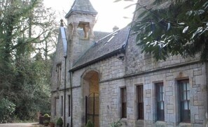 Exterior - Auchenheglish Lodges - Carriage Lodge (Alexandria)