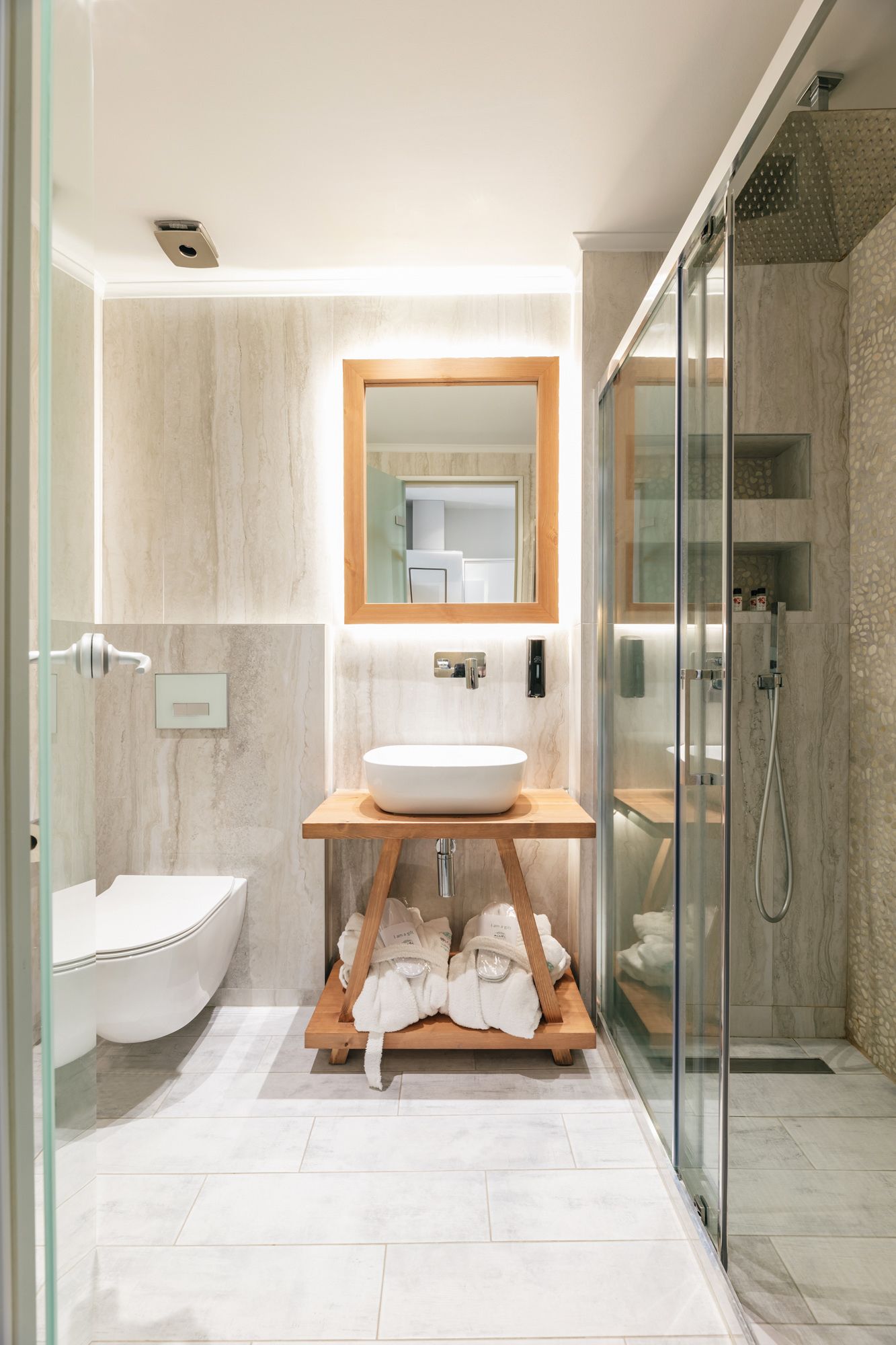 Premium-Apartment | Badezimmer | Dusche, kostenlose Toilettenartikel, Haartrockner, Bademäntel