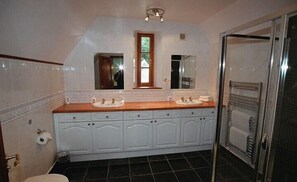 Ferienhaus | Badezimmer | Duschwanne, kostenlose Toilettenartikel, Haartrockner, Handtücher