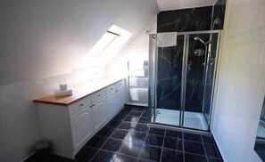 Ferienhaus | Badezimmer | Duschwanne, kostenlose Toilettenartikel, Haartrockner, Handtücher