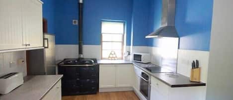 Cottage | Private kitchen | Full-sized fridge, microwave, oven, stovetop