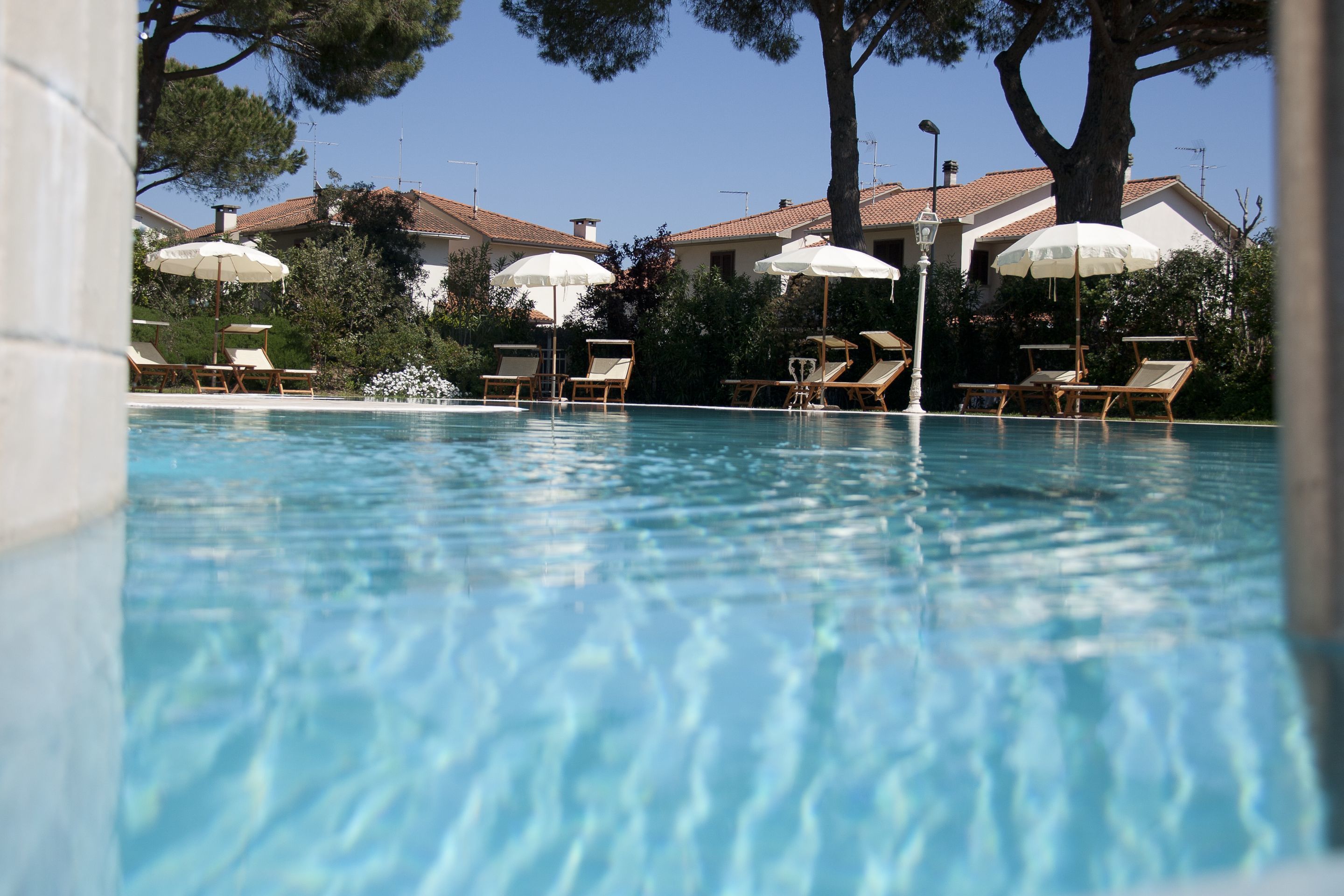 สระว่ายน้ำกลางแจ้ง, เก้าอี้อาบแดดริมสระ