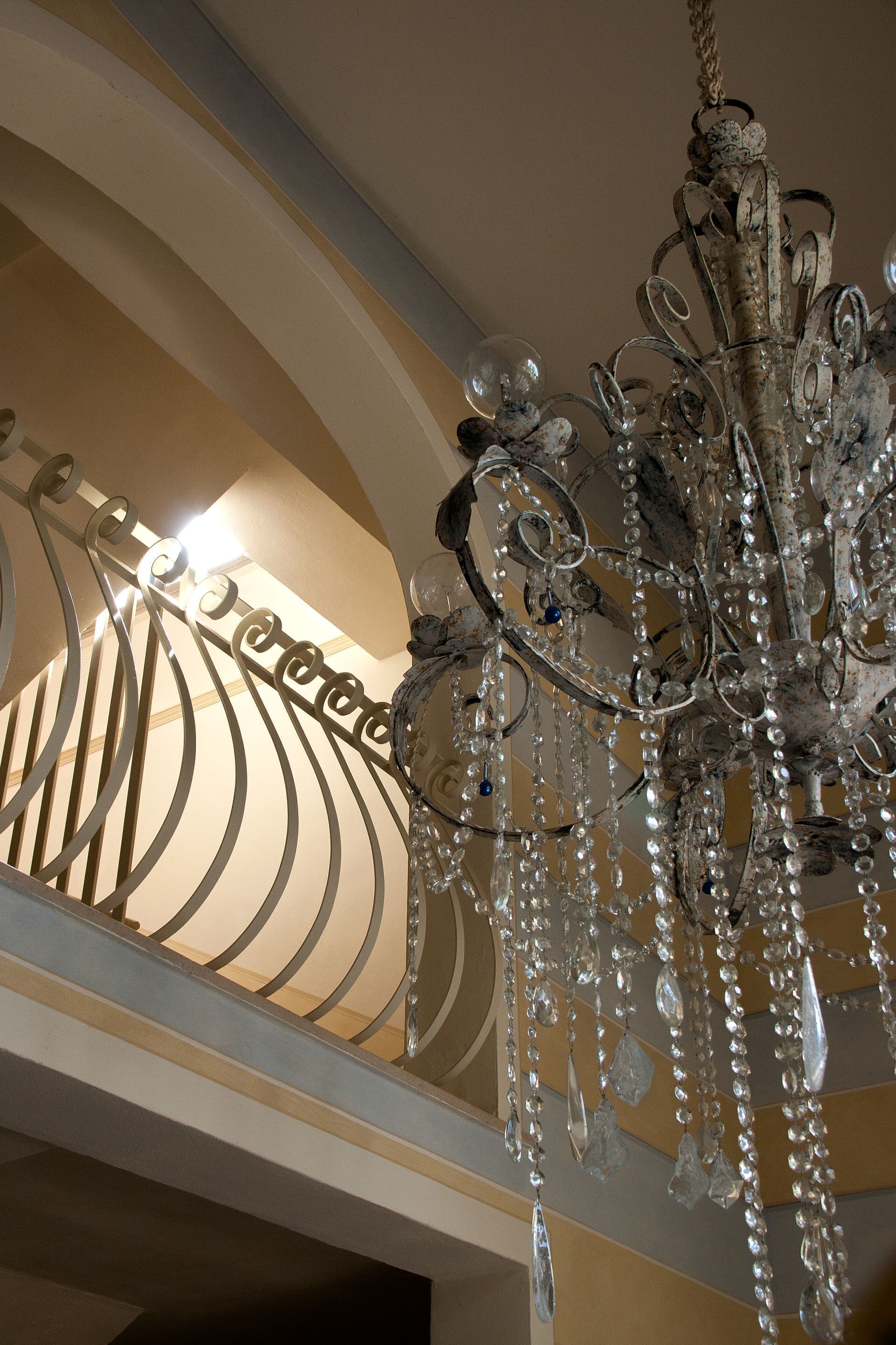 Un candelabro con varios niveles y decoraciones de cristal.