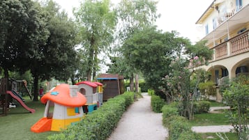 Children’s play area – outdoor