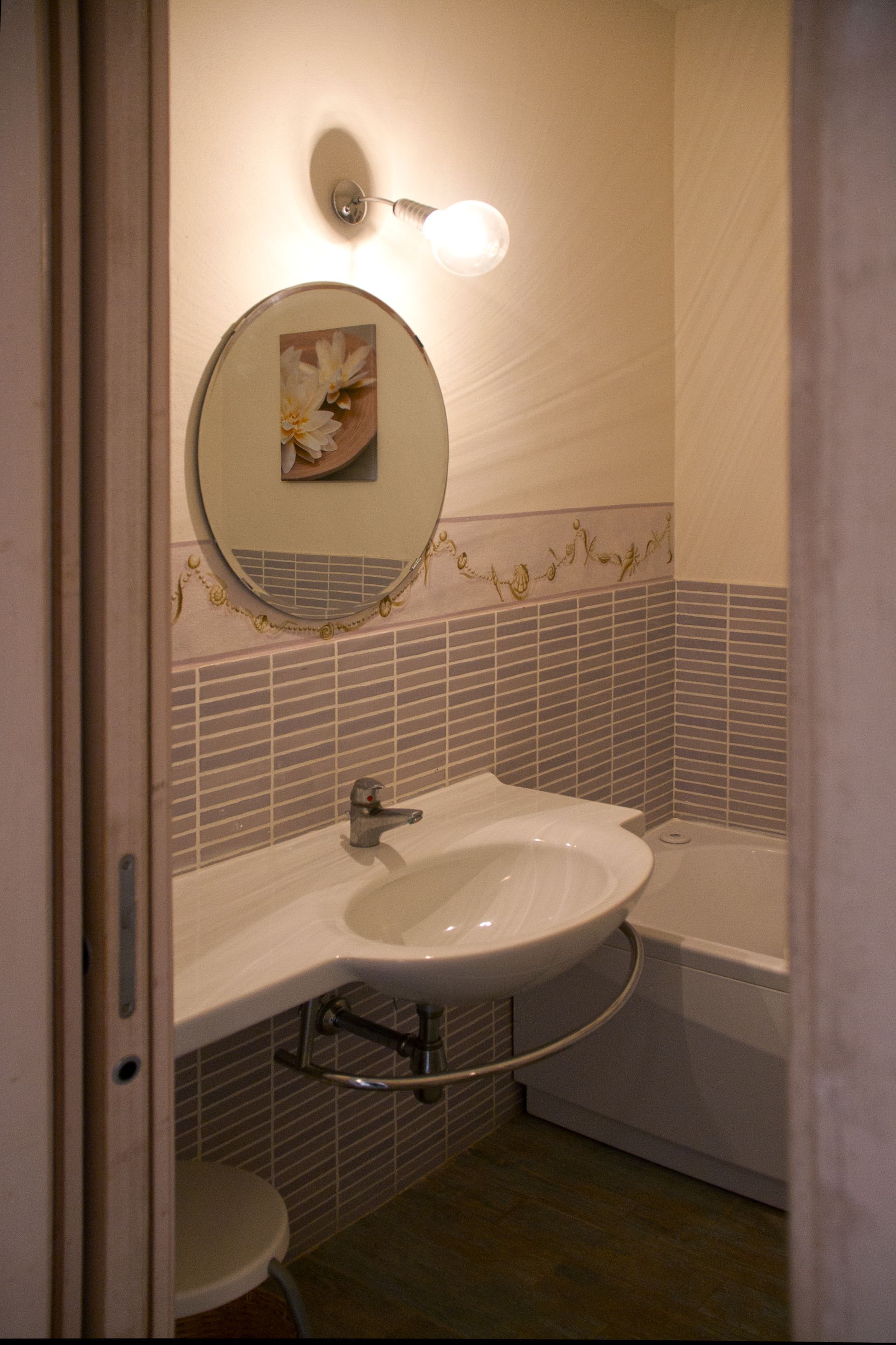 Ein Badezimmer mit Waschbecken, Spiegel und Toilette.