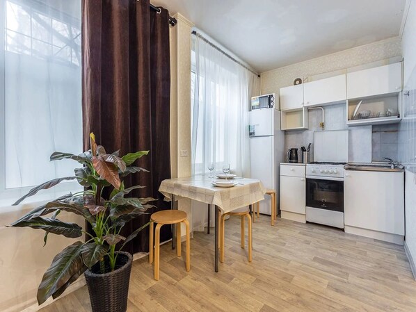Standard-Apartment (Shchelkovskoye shosse, 46) | Eigene Küche | Kühlschrank, Mikrowelle, Ofen, Wasserkocher mit Kaffee-/Teezubehör