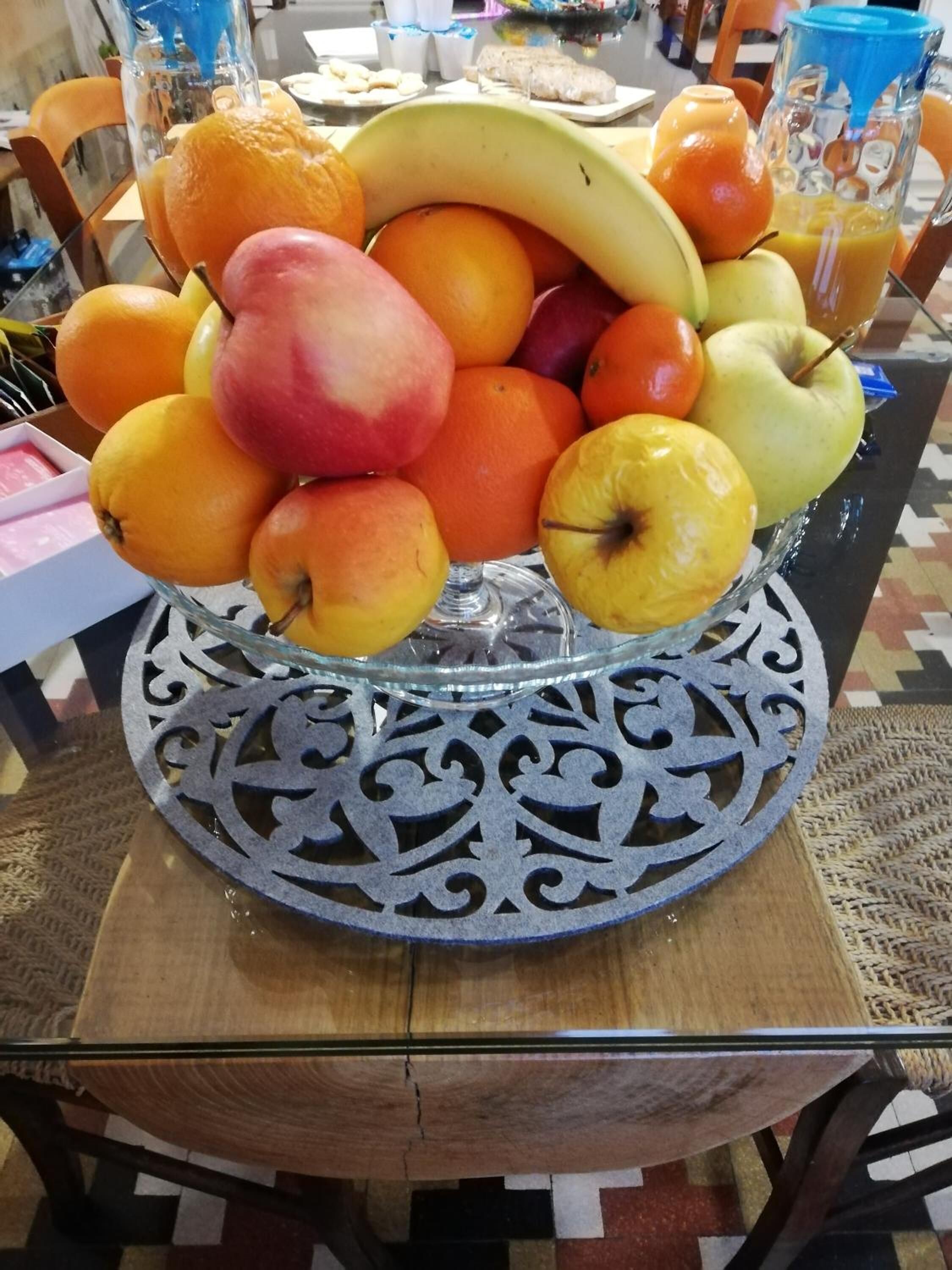 Un panier de fruits contenant différents fruits, posé sur une table.