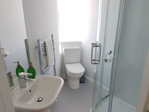 Classic-Doppel- oder -Zweibettzimmer, mit Bad | Badezimmer