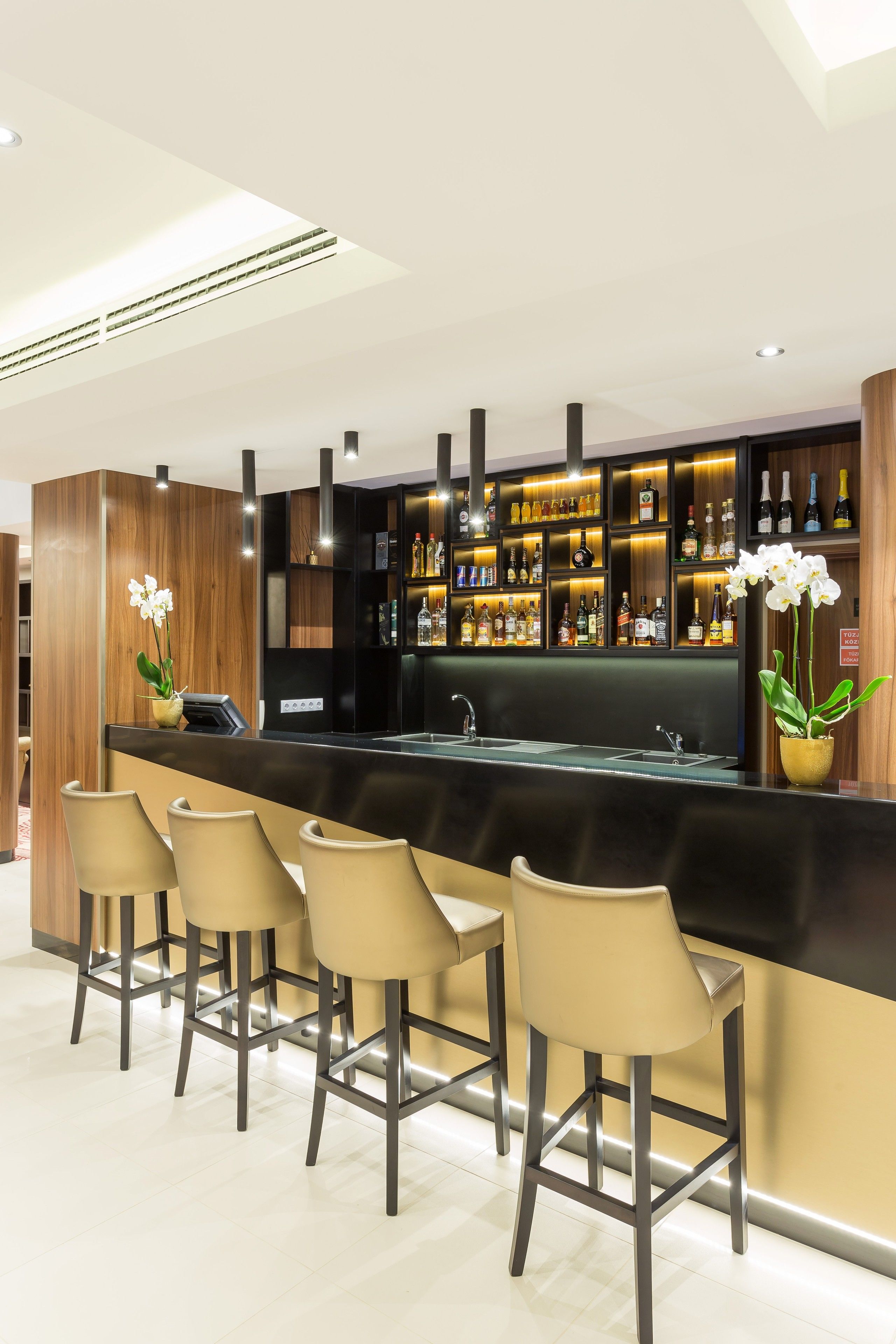 Bar (trong khuôn viên)