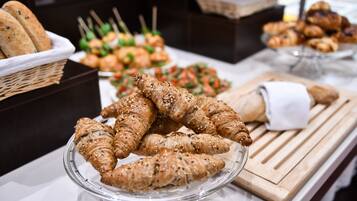 Daily buffet breakfast (EUR 8.5 per person)