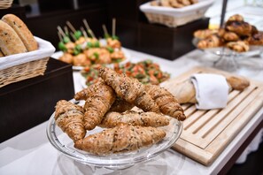 Se ofrece un desayuno bufé todos los días (por un coste adicional)
