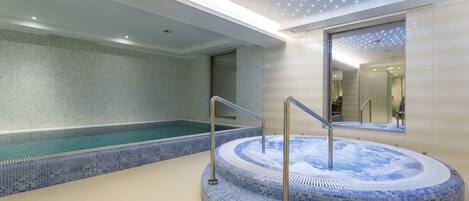 Indoor spa tub