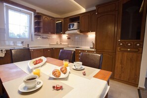 奢华公寓, 2 间卧室 | 私人厨房 | 微波炉、厨具/餐具