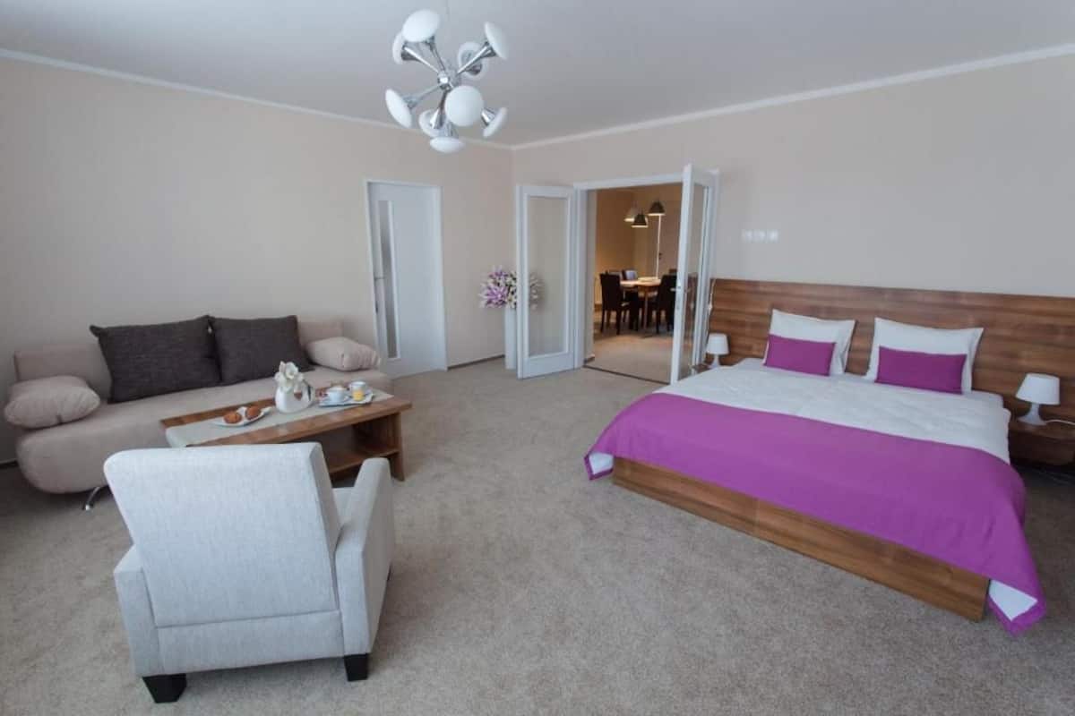 Luxury Apartment, 2 Bedrooms | Desk, soundproofing, free cribs/infant beds, rollaway beds