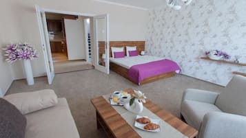 Luxury Apartment, 2 Bedrooms | Desk, soundproofing, free cribs/infant beds, rollaway beds