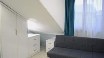 Family Room | Bathroom | Separate bathtub and shower, free toiletries, hair dryer, bathrobes