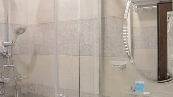 Family Room | Bilik Mandi | Tab mandi dan pancuran berasingan, kelengkapan dandanan diri percuma