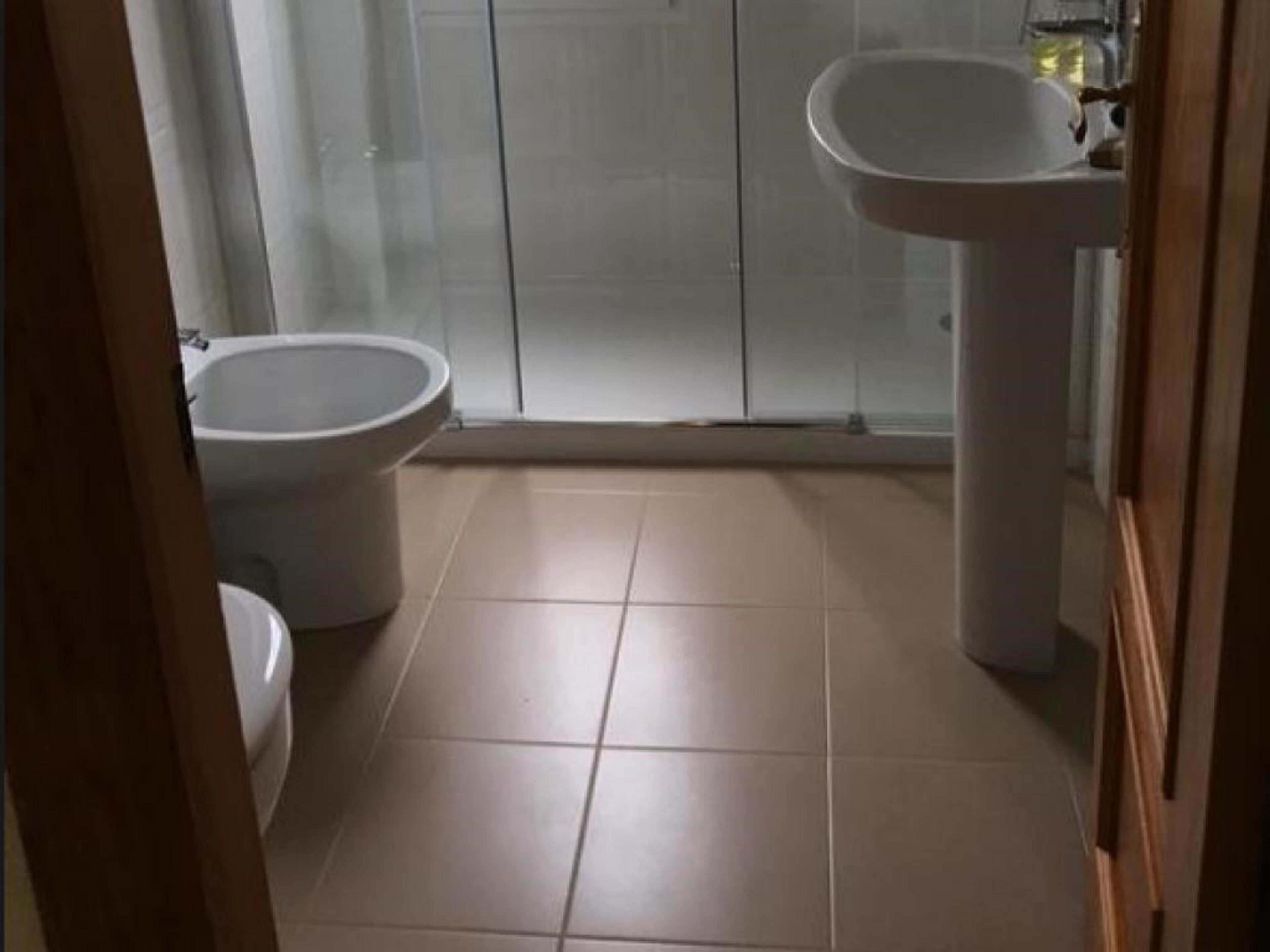 Ein Badezimmer mit Toilette, Bidet und Waschbecken.
