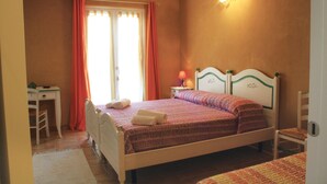 A bedroom with a bed, a desk, and a chair. - B&B Al Cristo (Sant'Ambrogio di Valpolicella)