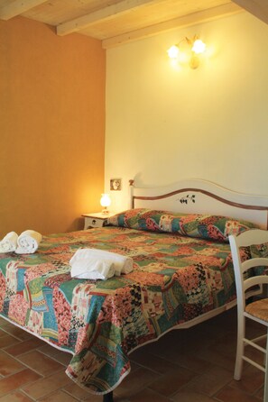 Kahden hengen huone, 1 parisänky | 1 makuuhuone, yksilöllisesti sisustettu, yksilöllisesti kalustettu