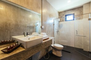 Premium-Suite, 1 Schlafzimmer, Nichtraucher | Badezimmer | Dusche, Hydromassagedusche, Haartrockner, Handtücher