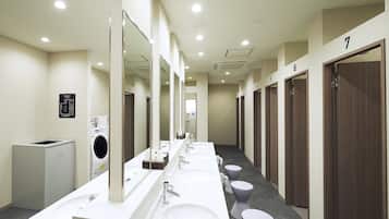 シャワー、スリッパ、タオル、トイレットペーパー