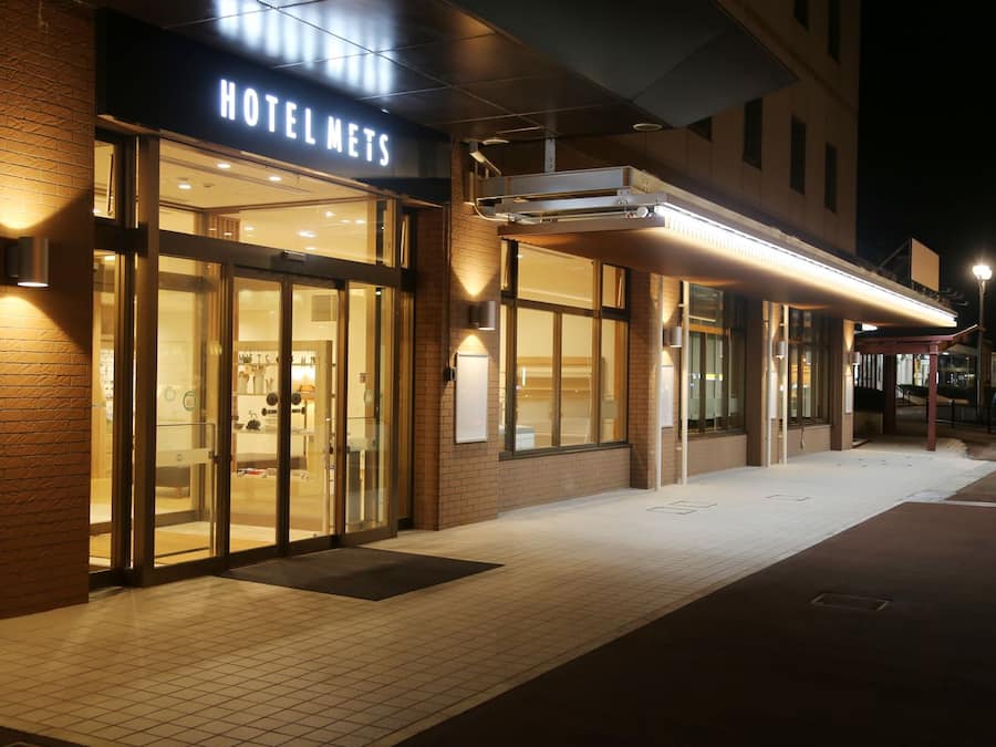 Majoituspaikan julkisivu illalla/yöllä