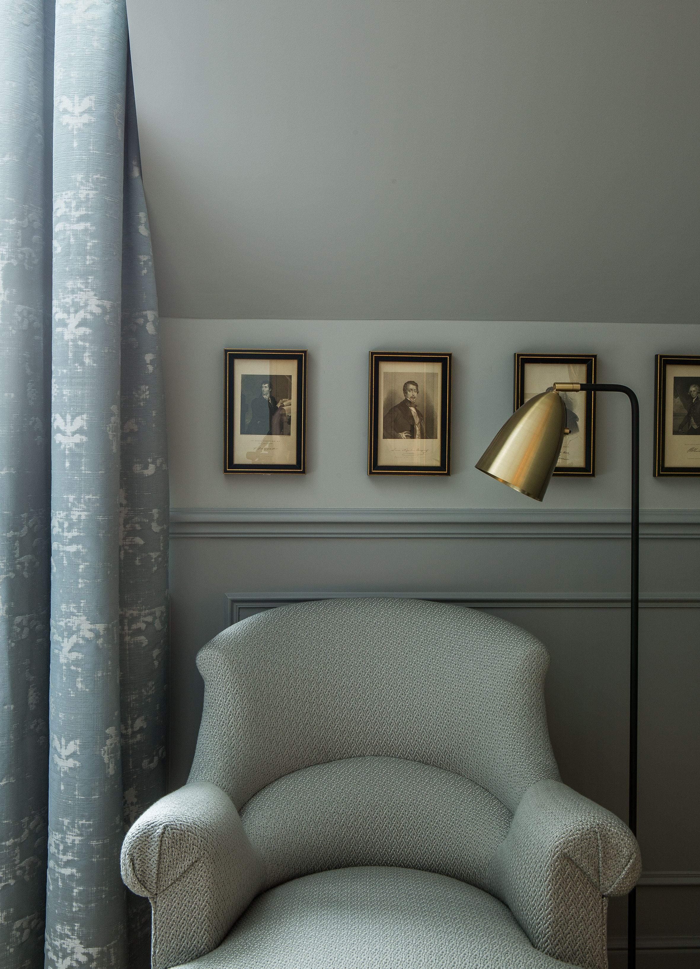 deluxe room | living area | flat-screen tv