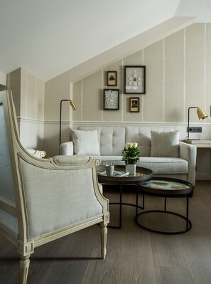 Suite – junior (La Demeure Gustavienne) | Oppholdsområde | Flatskjerm-TV