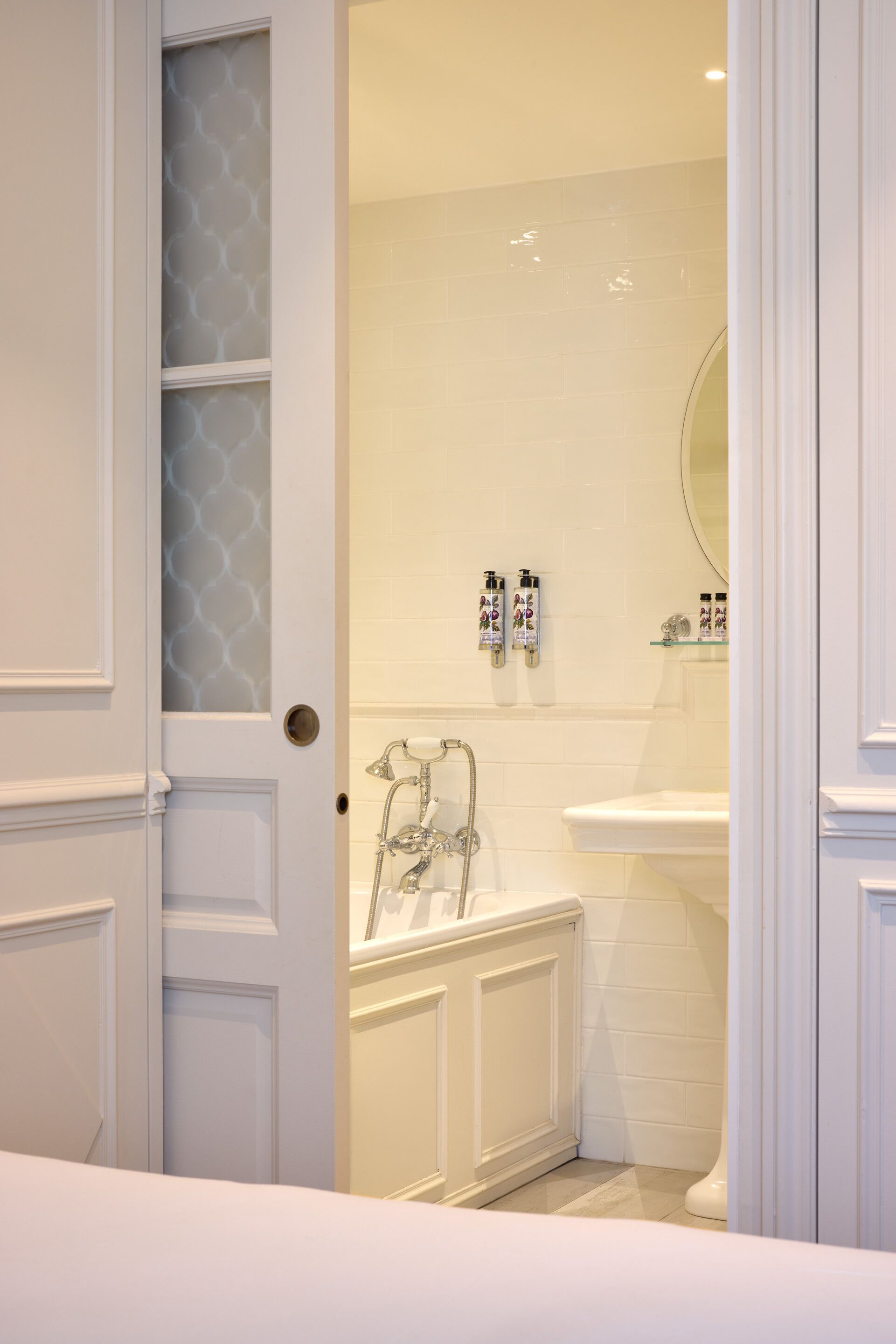 Un baño con bañera, lavabo y espejo.