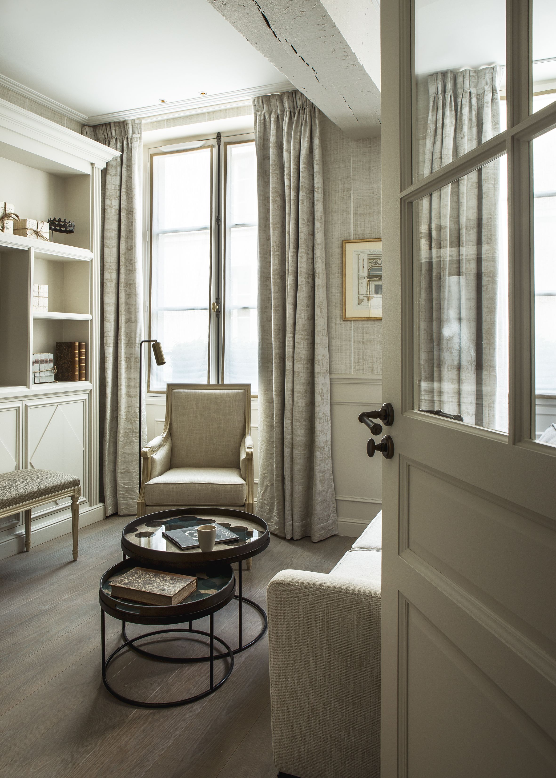 premium double room | living room | flat-screen tv