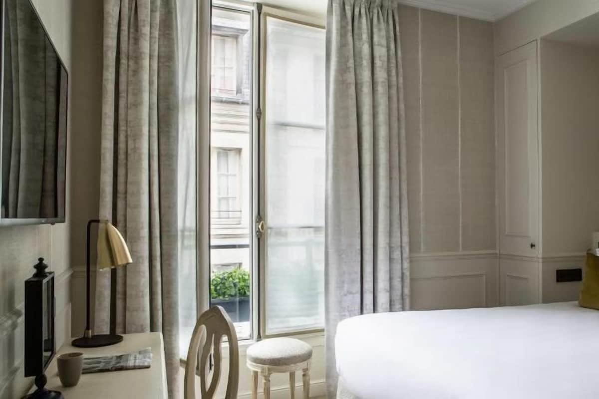 In-room safe, blackout drapes, soundproofing
