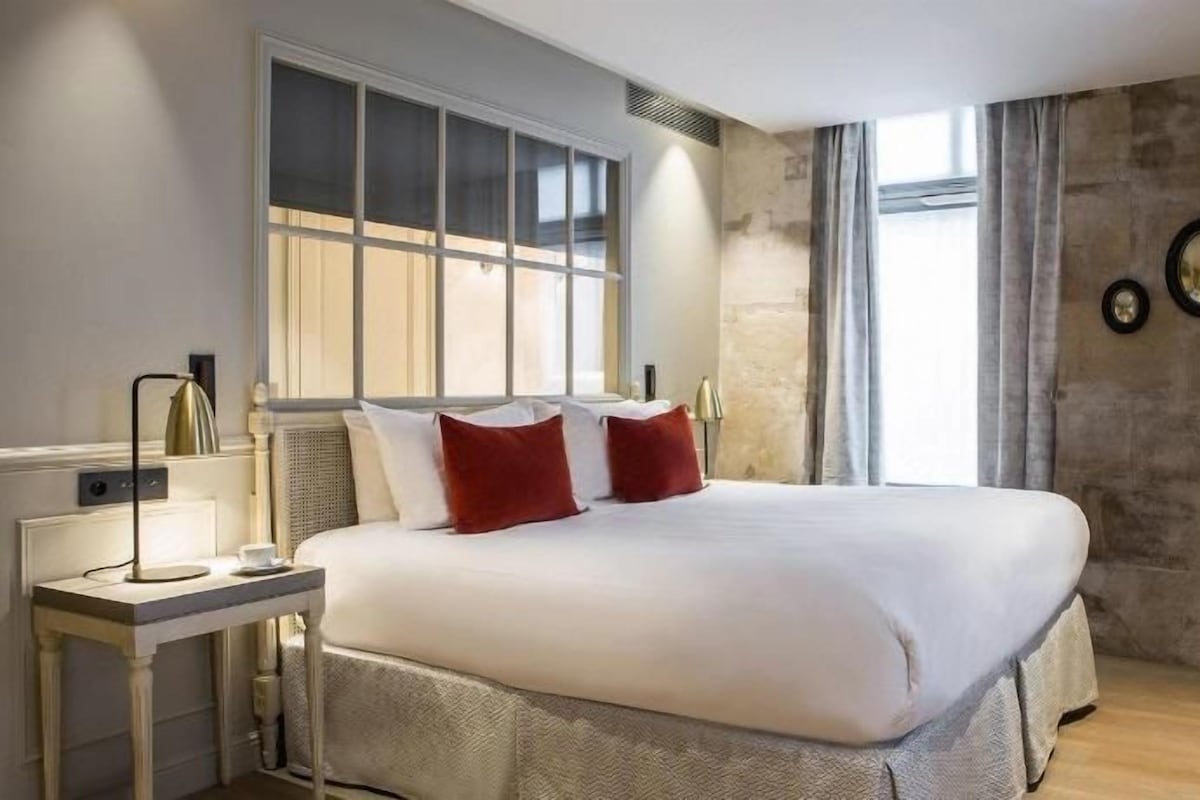 In-room safe, blackout drapes, soundproofing