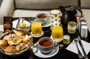 Daily buffet breakfast for a fee - Charles V (Paris)