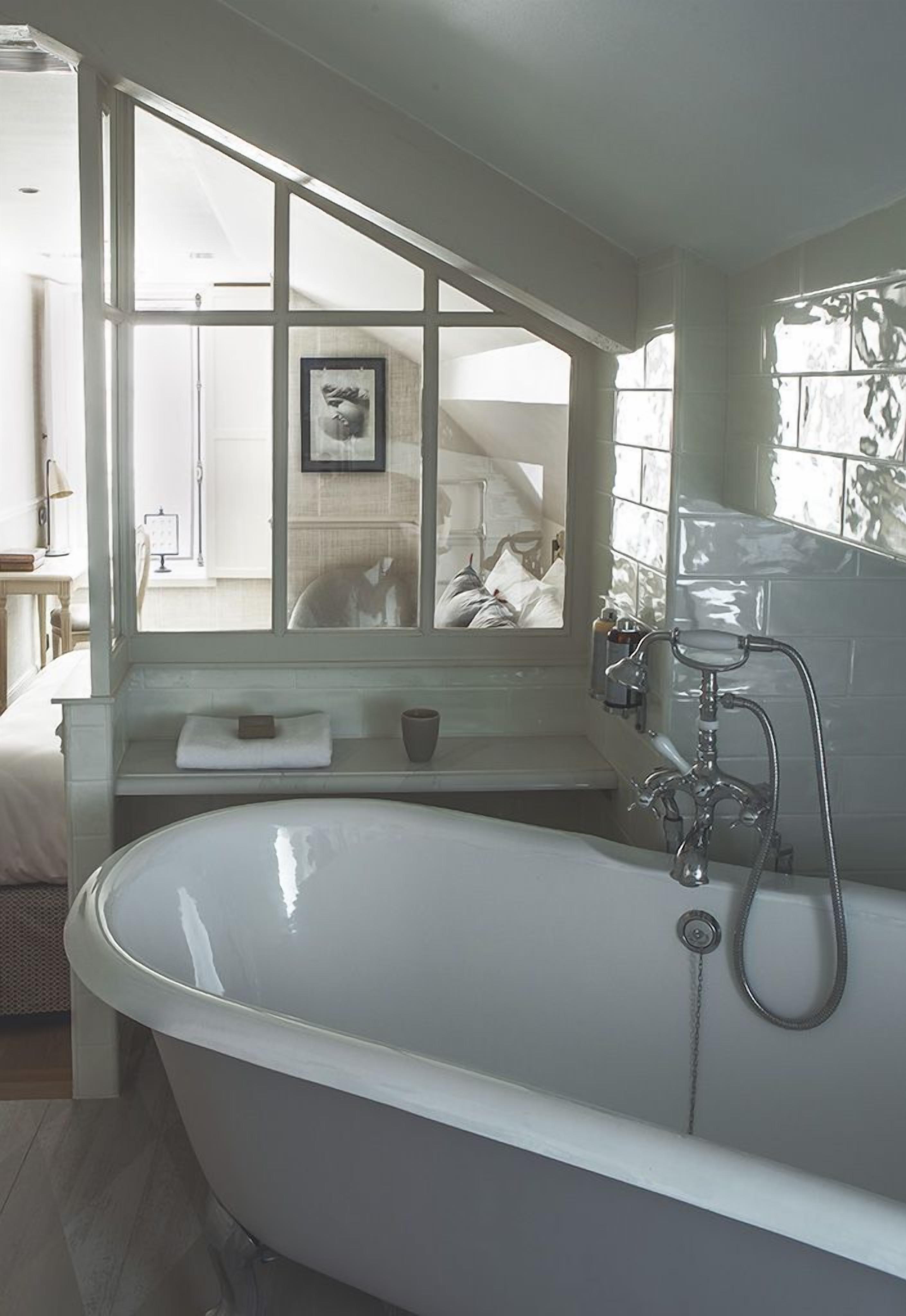 superior single room | bathroom | free toiletries, hair dryer, bathrobes, slippers