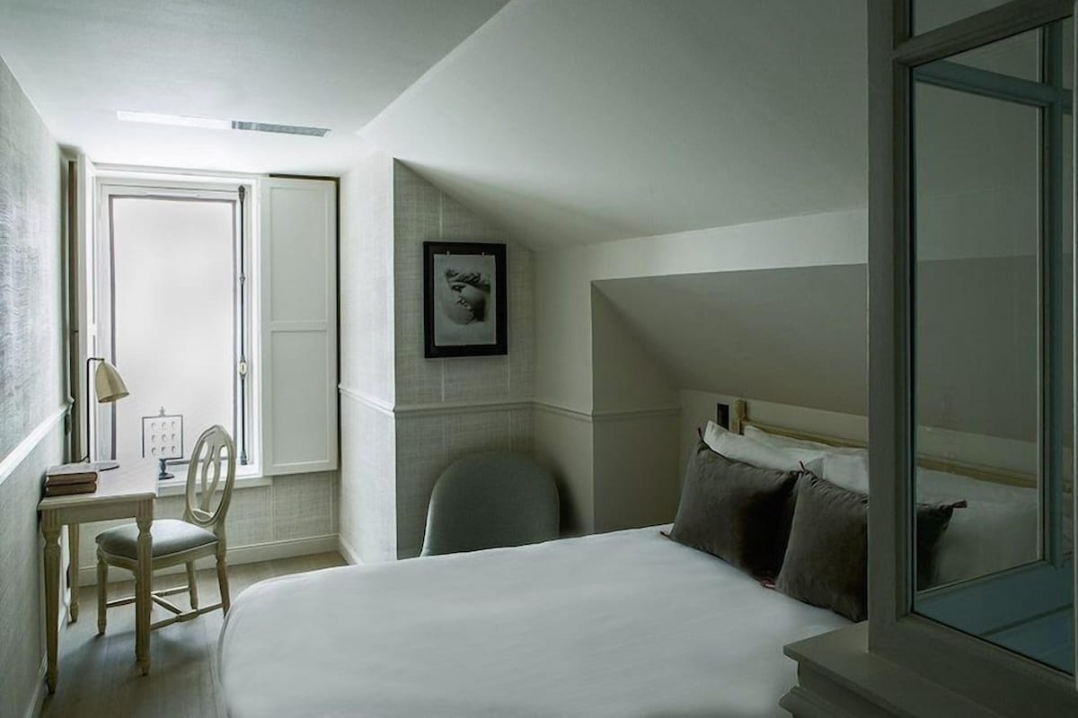 In-room safe, blackout drapes, soundproofing