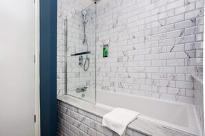 อพาร์ทเมนท์, 1 ห้องนอน | ห้องน้ำ | อ่างอาบน้ำและฝักบัวแยกจากกัน, ไดร์เป่าผม, ผ้าเช็ดตัว, สบู่