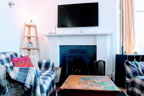 Apartment (5 Bedrooms) | Living room | TV, fireplace