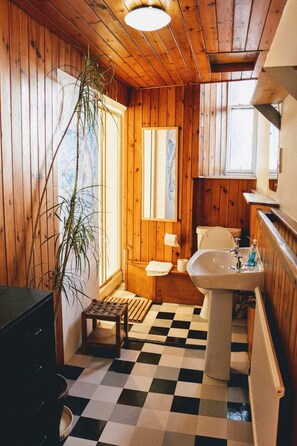 Apartment (5 Bedrooms) | Bathroom | Shower, free toiletries, hair dryer, towels