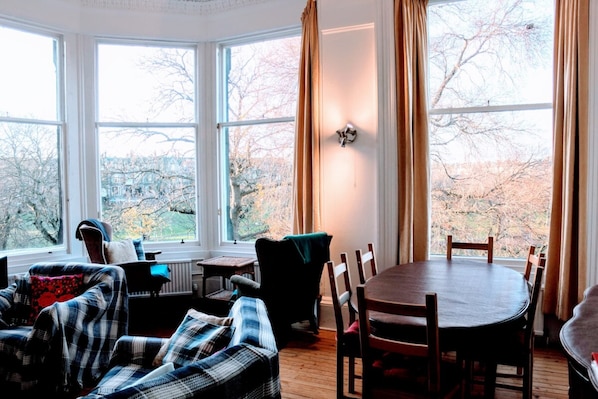 Apartment (5 Bedrooms) | Living room