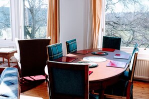 Apartment (5 Bedrooms) | Private kitchen | Full-size fridge, microwave, oven, stovetop