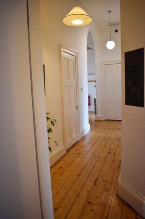 Apartment (5 Bedrooms) | 5 bedrooms, premium bedding, desk, laptop workspace - Traditional Apartment oer the Meadows (Edinburgh)