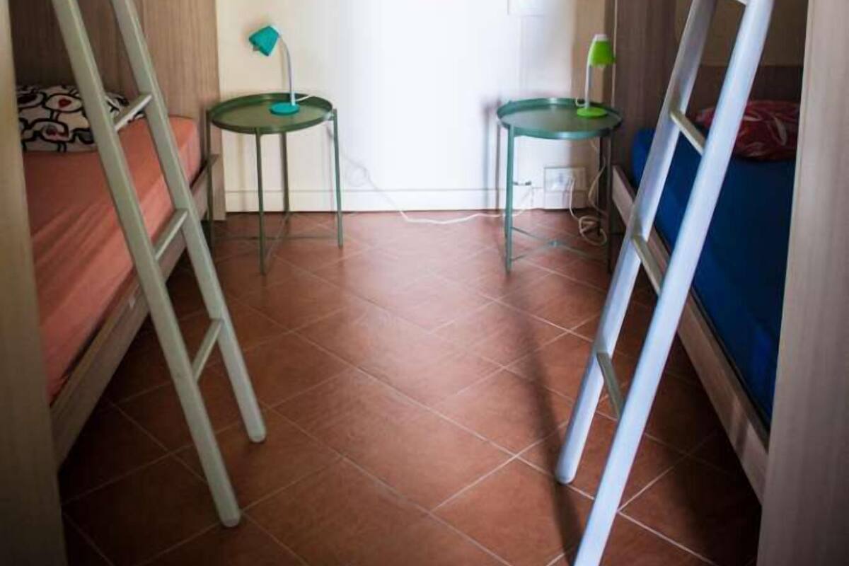 Habitación, varias camas | Wifi gratis y ropa de cama