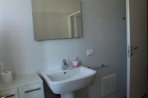 Habitación cuádruple | Baño | Regadera, secadora de cabello, bidet
