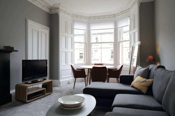 Apartment (2 Bedrooms) | Wohnzimmer | Fernseher